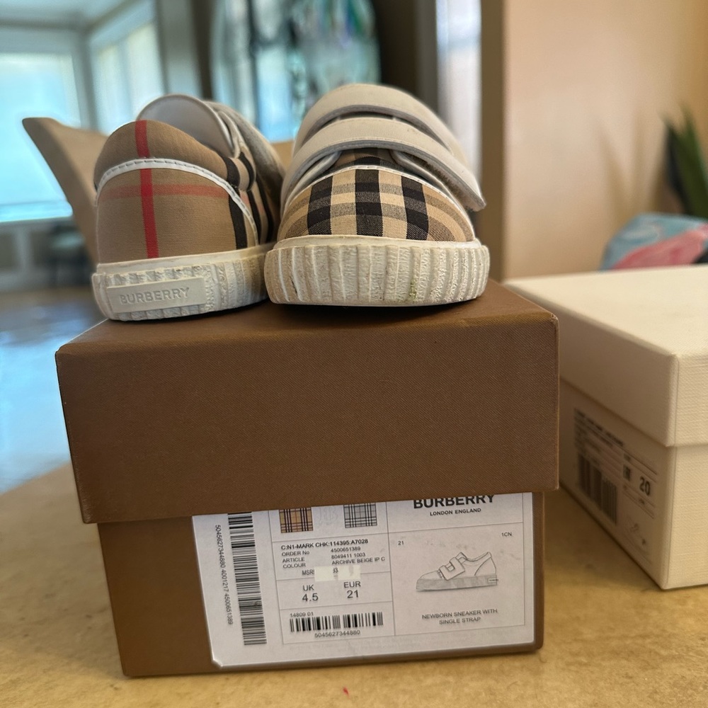 Burberry Walker Size 21 in Good Condition for sale.